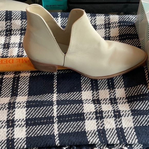 Free People Ecru Leather Charm Double V Ankle Boot Size 39.5 (9), NIB - Picture 12 of 16